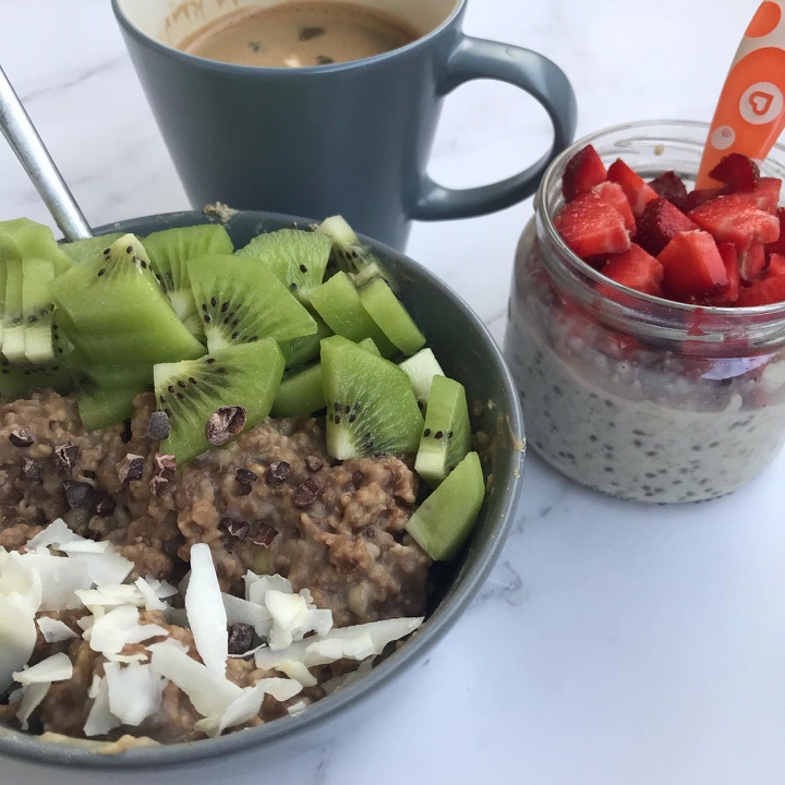 Desayuno con fruta, avena y café
